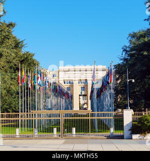 Mitgliedstaaten der Vereinten Nationen Flaggen in der Nähe von Palast der Nationen, der Heimat des Büros der Vereinten Nationen, Genf, Schweiz Stockfoto