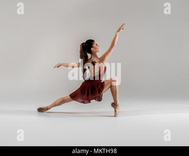 Modernes Ballett Tänzerin, Ballerina darstellende Kunst mit leere Raum Hintergrund, izolated Raum. Gesund Leben und Sport Consept. Stockfoto