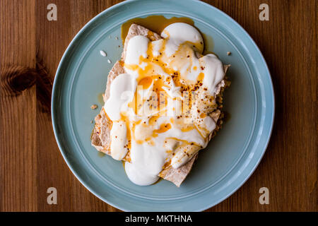 Chicken shawarma Kebab mit Joghurt und gebratener Butter Soße/Tantuni Besonderes. traditionelles Essen Stockfoto