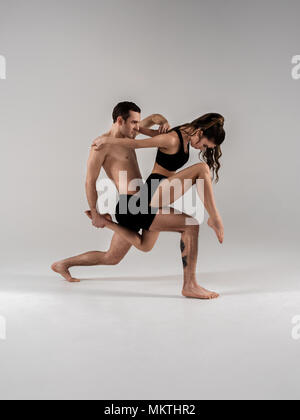 Modernes Ballett Tänzerin Paar in Schwarz Form darstellende Kunst Element mit leere Raum Hintergrund, izolated Raum Stockfoto
