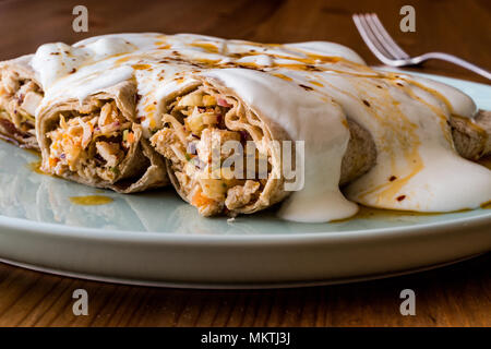 Chicken shawarma Kebab mit Joghurt und gebratener Butter Soße/Tantuni Besonderes. traditionelles Essen Stockfoto
