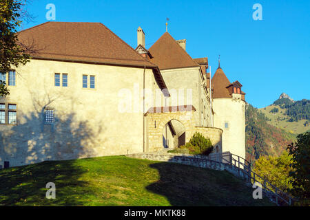 Die mittelalterliche Burg von Gruyeres im Herbst, Schweiz Stockfoto