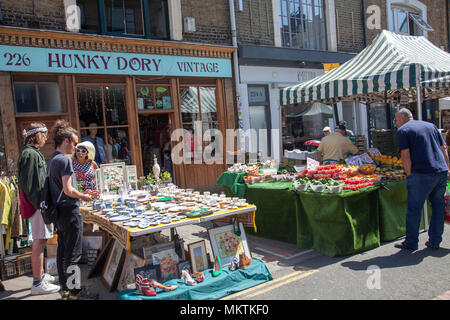 Marktstände auf der Brick Lane Markt in Shoreditch - London, Großbritannien Stockfoto