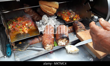 Türkische Street Food Kokorec gemacht mit Schaf Darm. Traditionelle fast food. Stockfoto