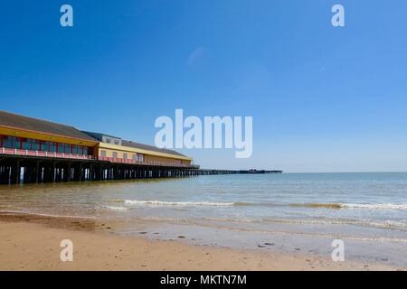 Pier an der Walton auf der Naze, Essex. Heißen, sonnigen Frühlingstag, Mai 2018. Stockfoto