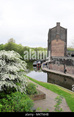 Vertikale Ansicht der alten Fisch und Kohle Bürogebäude auf Regents Canal im Frühjahr Kings Cross, Camden, London N1 England UK KATHY DEWITT Stockfoto