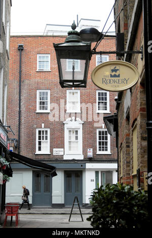 Alte alte Straßenlaterne Rookery Restaurant Schild mit Blick auf das Gebäude an der Cowcross Street by Peter's Lane in Clerkenwell London, Großbritannien KATHY DEWITT Stockfoto