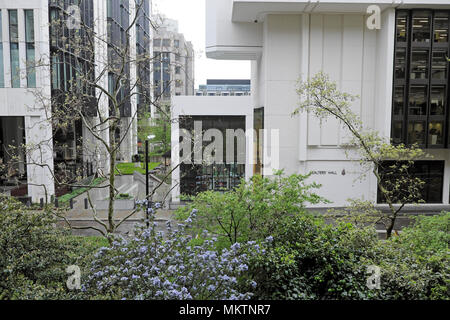 Anzeigen von Fore Street Eingang St Alphage Garten und Salters Garten mit London Wand & Salters Halle Gebäude Stadt London UK KATHY DEWITT Stockfoto