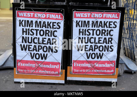 Evening Standard Zeitung Plakat werbung' Kim bildet historischen Atomwaffen Gelübde" außerhalb eines Street News Verkäufer Kiosk am 28. April 2018 in London, Großbritannien Stockfoto