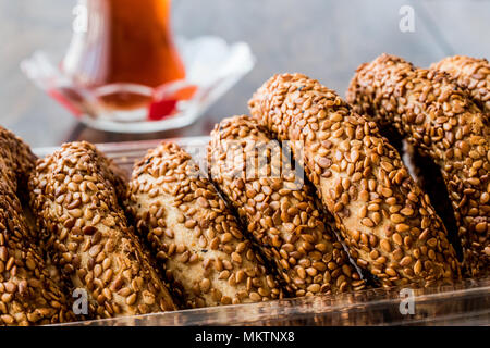 Türkische Bagel Kandil simiti mit Tee (Stack von Gebäck). Fast Food Stockfoto