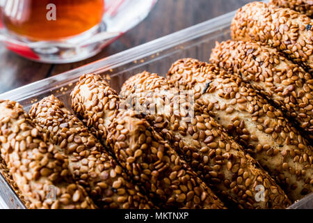 Türkische Bagel Kandil simiti mit Tee (Stack von Gebäck). Fast Food Stockfoto