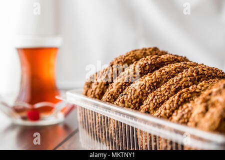 Türkische Bagel Kandil simiti mit Tee (Stack von Gebäck). Fast Food Stockfoto