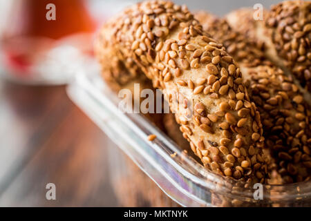 Türkische Bagel Kandil simiti mit Tee (Stack von Gebäck). Fast Food Stockfoto