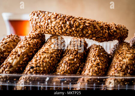 Türkische Bagel Kandil simiti mit Tee (Stack von Gebäck). Fast Food Stockfoto