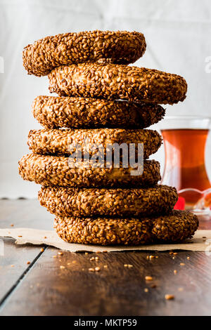 Türkische Bagel Kandil simiti mit Tee (Stack von Gebäck). Fast Food Stockfoto