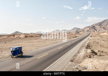 Panamericana (Carretera Panamericana Norte). Huarney, Abteilung von Ancash, Peru. Stockfoto