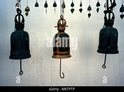 Tempel Glocken in einem buddhistischen Schrein im Wat Saket Golden Mount Temple in Bangkok, Thailand in Südostasien im Fernen Osten. Berg Bell Reisen Stockfoto