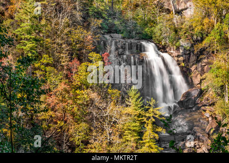 Whitewater Falls ist eine Schöne 400 Meter hohen Wasserfall in Western North Carolina. Zu sehen ist hier nur der obere Teil im Herbst. Stockfoto