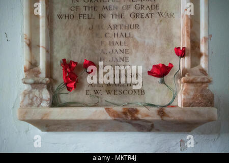 Künstliche Mohnblumen auf einem großen War Memorial - Johannes Gollop Stockfoto