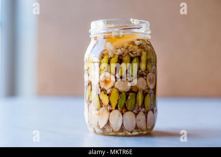 Honig mit Nüssen, Mandeln und Erdnuss Krokant Dessert im Glas. Ökologische Lebensmittel. Stockfoto