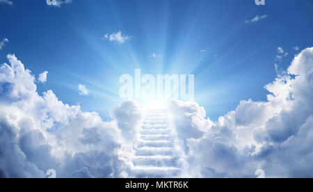Treppe, die zu den Himmlischen Himmel zum Licht Stockfoto