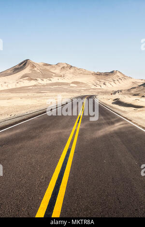 Panamericana (Carretera Panamericana Norte). Casma, Abteilung von Ancash, Peru. Stockfoto