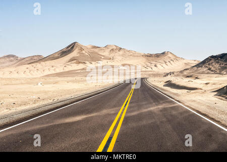 Panamericana (Carretera Panamericana Norte). Casma, Abteilung von Ancash, Peru. Stockfoto