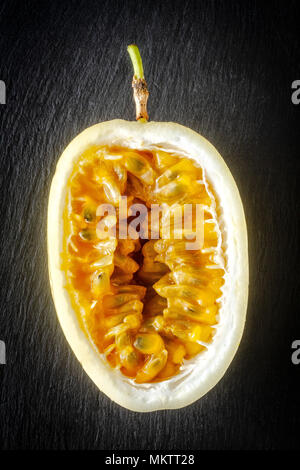 Passionsfrüchte halbieren. Stockfoto