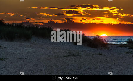 Brunnen neben dem Meer Strand in Norfolk bei Sonnenuntergang auf einem der Sommer Abend Spaziergang Stockfoto