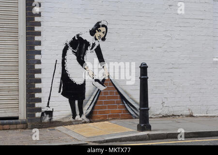 Banksys Maid fegen es unter dem Teppich, malte auf der Wand des White Cube Gallery. Rufus Street, London, N1, Großbritannien. Stockfoto