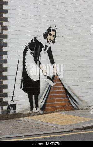 Banksys Maid fegen es unter dem Teppich, malte auf der Wand des White Cube Gallery. Rufus Street, London, N1, Großbritannien. Stockfoto