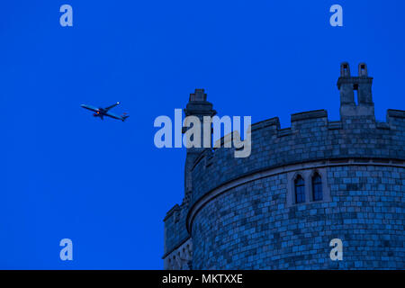 British Airways Flugzeug/Flugzeug/Flugzeug/Flug vom Flughafen Heathrow über den runden Turm von Schloss Windsor beim Klettern in der Dämmerung/Nacht. De Stockfoto