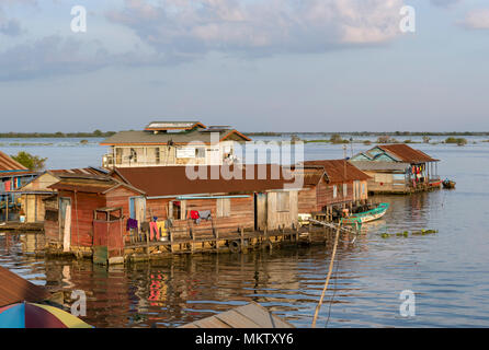 Schwimmende Häuser im Dorf Chong Khneas, Tonle Sap See, Kambodscha Stockfoto