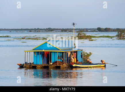 Schwimmende Haus im Dorf Chong Khneas, Tonle Sap See, Kambodscha Stockfoto