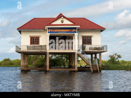 Polizeistation auf Stelzen in Kompong Phluk Floating Village, Tonle Sap See, Kambodscha Stockfoto