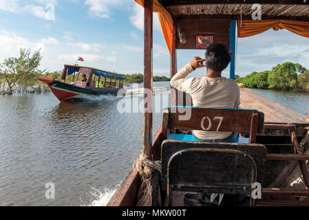 Touristische Motorboote in der kompong Phluk floating Village, Tonle Sap See, Kambodscha Stockfoto