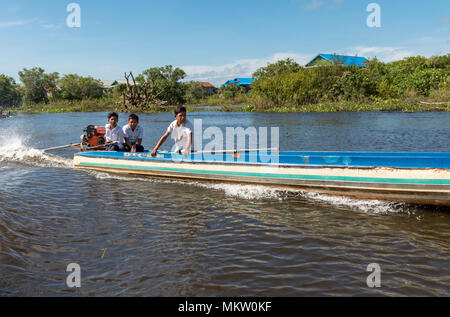 Boys in Uniformen auf dem Weg in ein Motorboot zu Schule, Kompong Phluk Floating Village, Tonle Sap See, Kambodscha Stockfoto