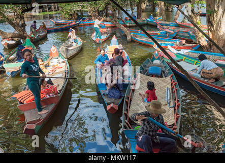 Boote aus Holz in der kompong Phluk Floating Village, Tonle Sap See, Kambodscha Stockfoto