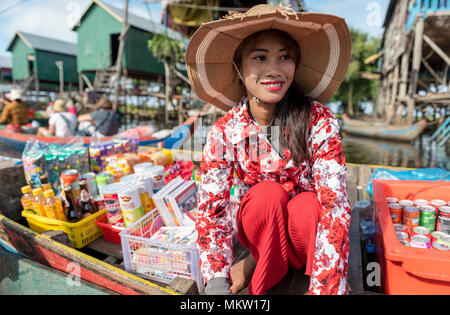 Frau verkauft Lebensmittel aus einem Boot im Kompong Phluk floating Village, Tonle Sap See, Kambodscha Stockfoto