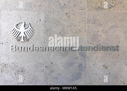 Logo des deutschen Bundesnachrichtendienstes BND BND am Eingang in die neue Zentrale des Bundesnachrichtendienstes in der deutschen Hauptstadt B Stockfoto