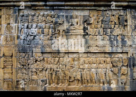 Herrliche 2-stöckiges Panel im Ton bas-relief 9. Jahrhundert buddhistischen Tempel Borobudur Java Indonesien Stockfoto