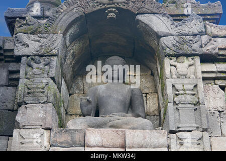 Steinbildhauerei sitzender Buddha in einer Nische Borobudur 9. Jahrhundert buddhistischen Tempel Java Indonesien Stockfoto