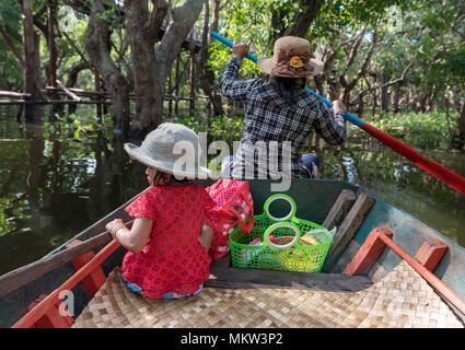 Mutter und Kind in einem Ruderboot, überschwemmten Wald, See Tonle Sap, Kambodscha Stockfoto