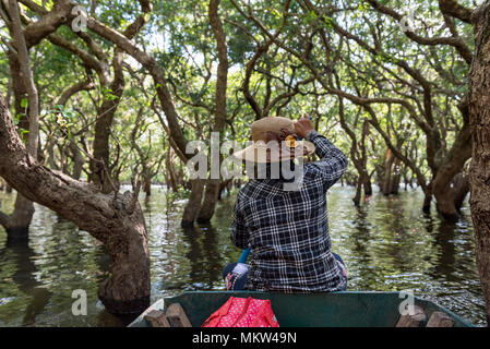 Frau auf einem Boot, überschwemmten Wald, See Tonle Sap, Kambodscha Stockfoto