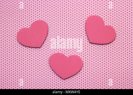 Pink Polka Dots Hintergrund und Herzen aus Holz Stockfoto