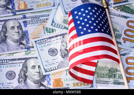 Das Finanzkonzept. Amerikanische Flagge auf US-Dollarnoten Hintergrund. Stockfoto