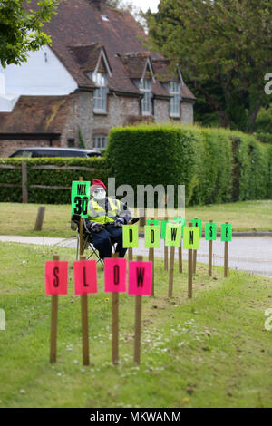 Boxgrove, einem Dorf in West Sussex haben set-up Displays mit Schaufensterpuppen zu versuchen und Treiber zu erhalten, zu verlangsamen, wenn ihren Weg durch das Dorf. Stockfoto