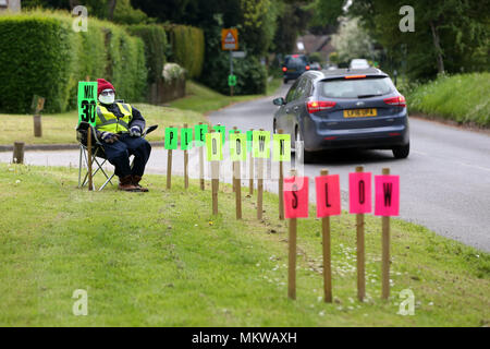 Boxgrove, einem Dorf in West Sussex haben set-up Displays mit Schaufensterpuppen zu versuchen und Treiber zu erhalten, zu verlangsamen, wenn ihren Weg durch das Dorf. Stockfoto