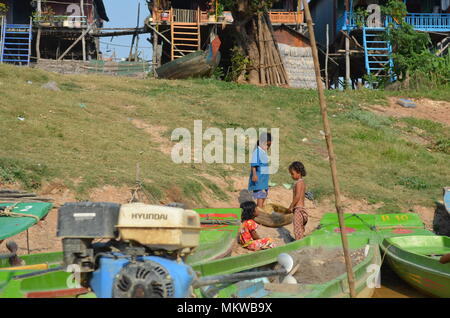 Kinder spielen am Ufer des Wasser außerhalb Ihrer gestelzten Haus am Tonle Sap See in Siem Reap, Kambodscha Stockfoto