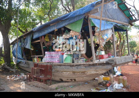 Ein Boot, das als ein Geschäft, das zu der Zeit des Nehmens in die trockene Jahreszeit ist verwendet wird. Am Tonle Sap See in Siem Reap, Kambodscha Asien Stockfoto